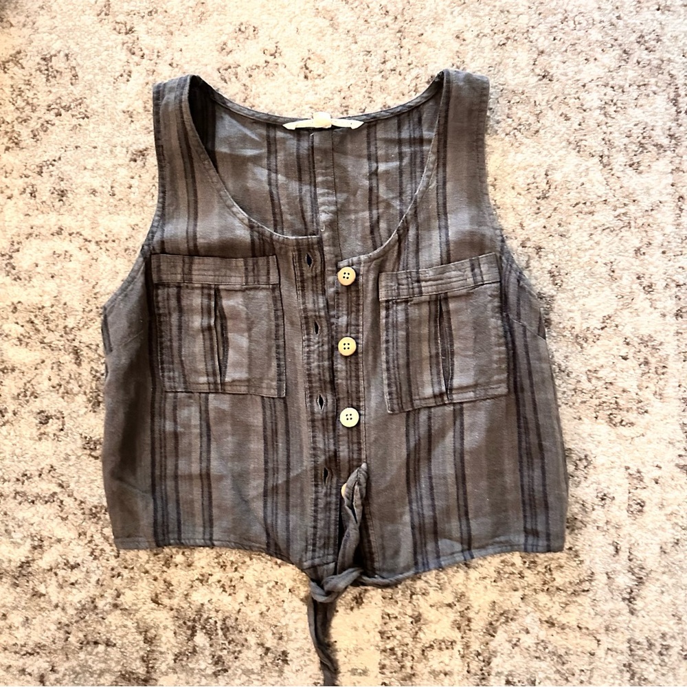 Gray Sleeveless Button-Up Tank Top
